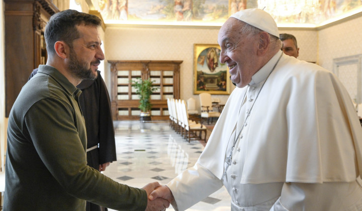 Ukrajinski predsednik Volodimir Zelenski in papež Frančišek (foto: Vatican Media)