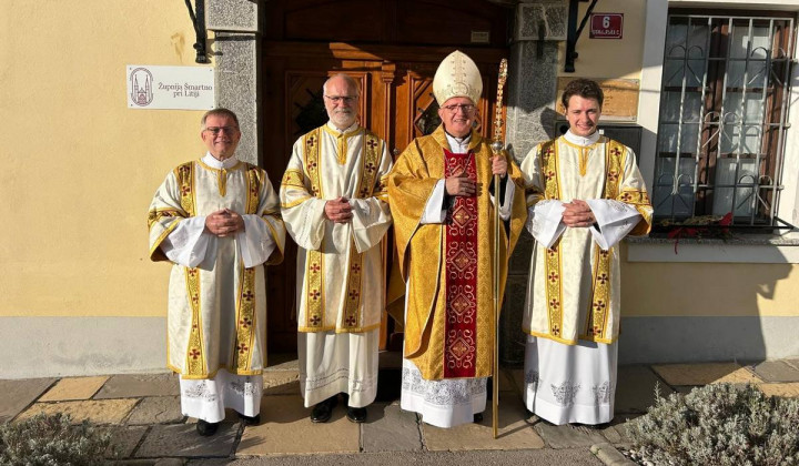 Nadškof Stanislav Zore z novimi diakoni Matijem Golobom, Lojzetom Štefanom in Edvardom Šnajderjem (foto: Boštjan Prevc)