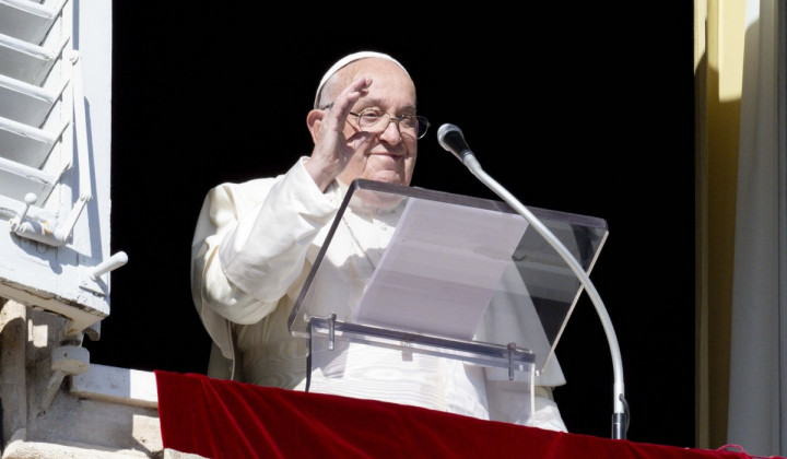 Papež Frančišek pri opoldanski molitvi (foto: Vatican Media)