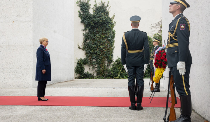 Državni vrh je položil venec k spomeniku vsem žrtvam vojn in z vojnami povezanim žrtvam ob Kongresnem trgu (foto: STA)