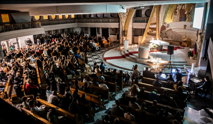 Cerkve je bila polna mladih in manj mladih (foto: Rok Mihevc)