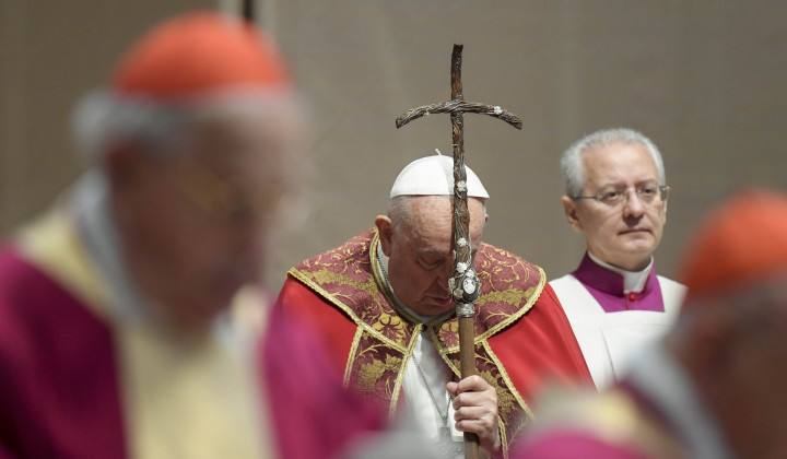 Papež pri maši za pokojne škofe in kardinale (foto: Vatican media)