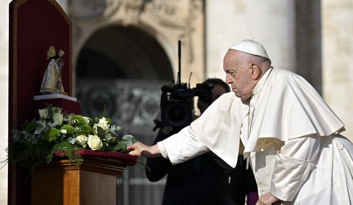 Papež moli pred kipom Marije, zavetnice Valencie (foto: Vatican media)