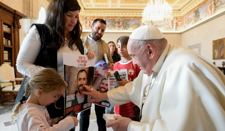 Papež se je dotaknil vseh podob še pogrešanih talcev in molil zanje (foto: Vatican Media)