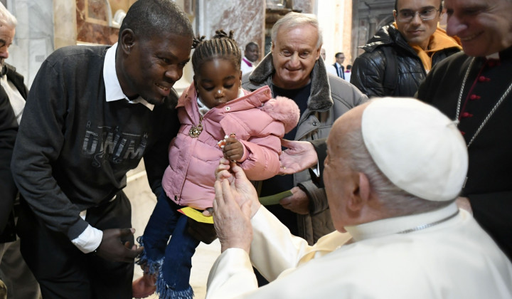 Papež pozdravlja udeležence svete maše (foto: Vatican media)