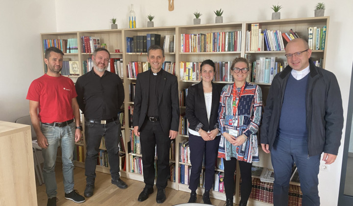 Sodelavci Škofijske karitas Novo mesto s škofom Andrejem Sajetom (foto: Slovenska karitas)