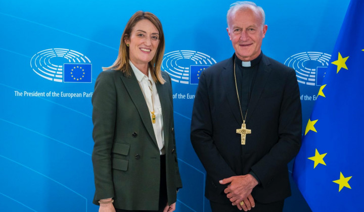 Škof Anton Jamnik in predsednica Evropskega parlamenta Roberta Metsola (foto: Osebni arhiv škofa Antona Jamnika)