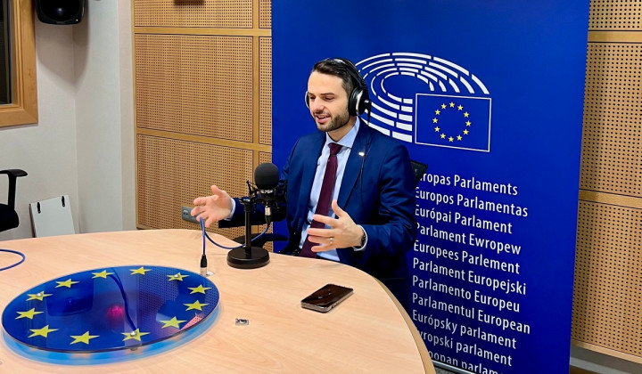 Mag. Matej Tonin med snemanjem pogovora v studiu Evropskega parlamenta (foto: NSi)