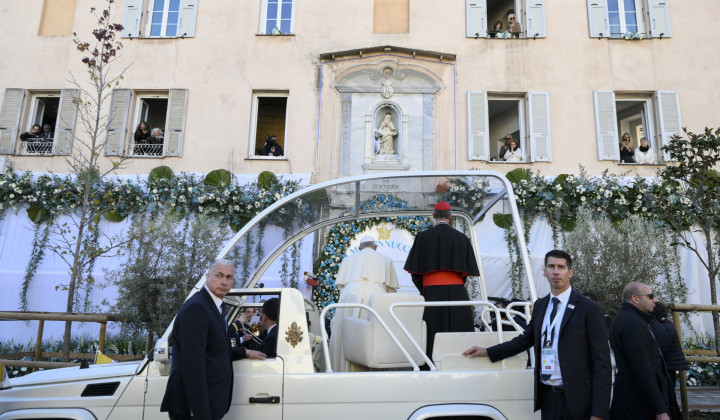 Papež Frančišek med obiskom na Korziki (foto: Vatican News)