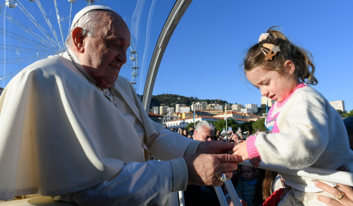 Papež na Korziki (foto: Vatican Media)