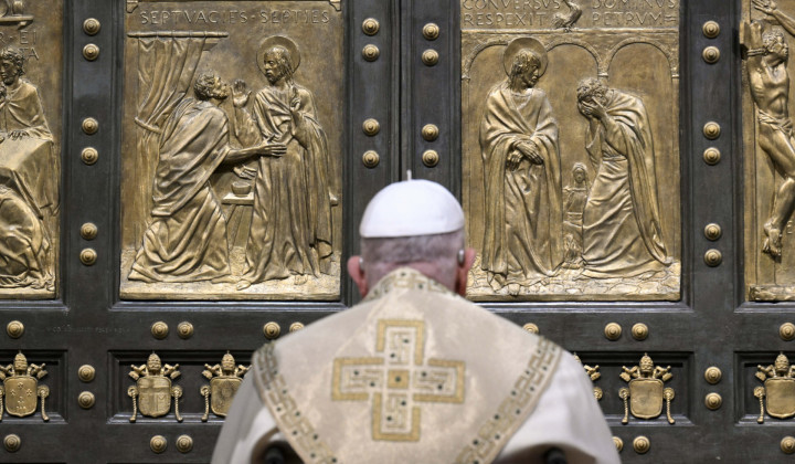 Papež pred svetimi vrati (foto: Vatican Media)