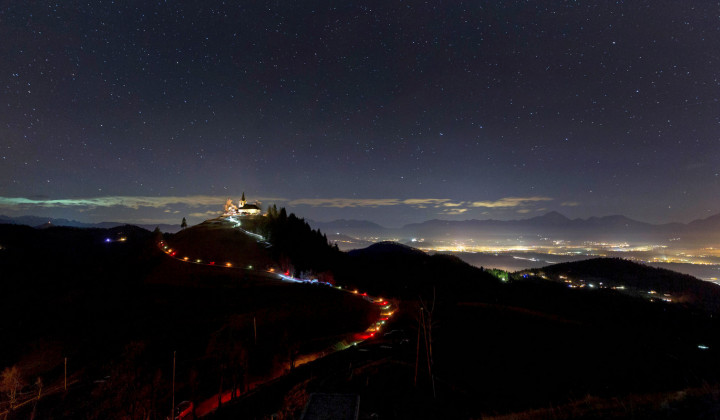 Osvetljena pot do cerkve sv. Jakoba (foto: Peter Košenina)