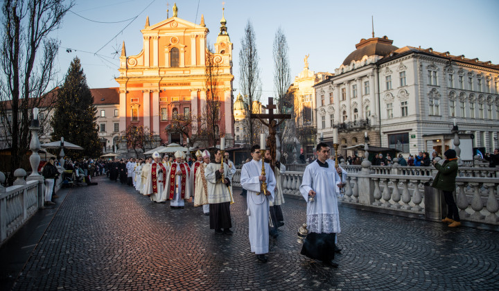 Procesija čez Tromostovje do stolnice sv. Nikolaja (foto: Rok Mihevc)