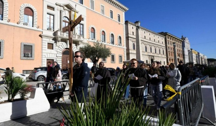 Romarji proti svetim vratom vatikanske bazilike stopajo v procesiji (foto: Francesco Sforza)