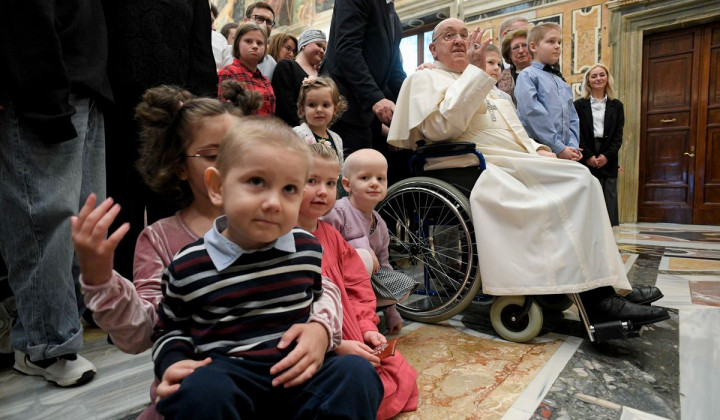 Papež Frančišek in otroci (foto: Divisione Produzione Fotografica)