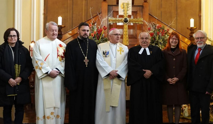 Predstavniki različnih cerkva po bogoslužju v evangeličanski cerkvi v Ljubljani (foto: Vatican media)