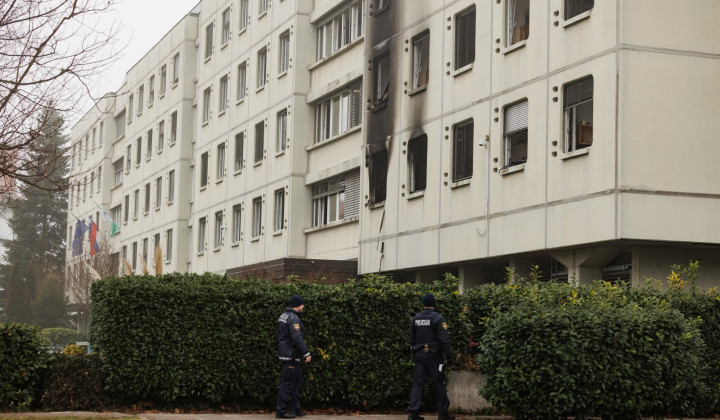 V zgodnjih jutranjih urah je zagorelo v stavbi dijaskega doma na Poljanski ulici v Ljubljani. (foto: Nebojša Tejić/ STA)