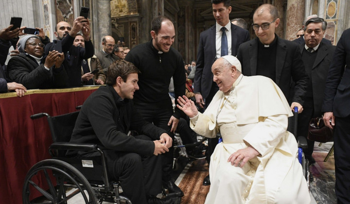 Papež v pogovoru z redovniki in redovnicami po večernicah (foto: Vatican media)