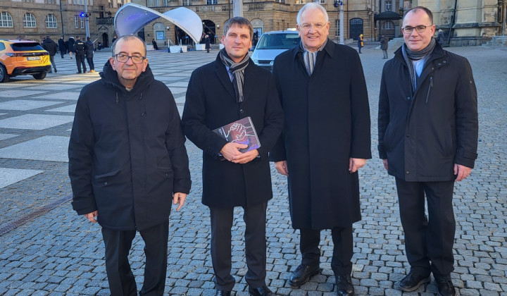 Odprtja EPK Chemnitz sta se na povabilo tamkajšnje katoliške župnije udeležila tudi škofov vikar Bogdan Vidmar in novogoriški podžupan Anton Harej - na fotografiji z dresdenskim škofom Heinrichom Timmereversom in župnikom v Chemnitzu Bennom Schäferjem.  (foto: Bogdan Vidmar)