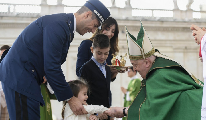 Papež pozdravlja družino člana vojske (foto: Vatican media)