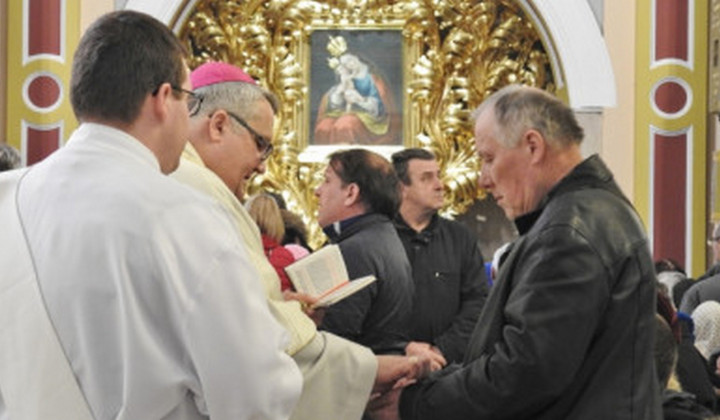 Škof Peter Štumpf podeljuje zakrament bolniškega maziljenja (foto: p. Ivan Rampre)