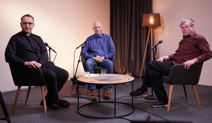 Jezuit p. Damjan Ristić, voditelj Blaž Lesnik in pobudnik novega cikla Globin Simon Rigač  (foto: Izidor Šček)