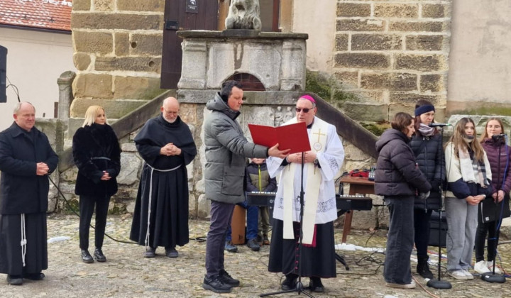 Nadškof Cvikl med blagoslovom zvonika cerkve sv. Jurija na Ptuju (foto: fb nadškof Cvikl)