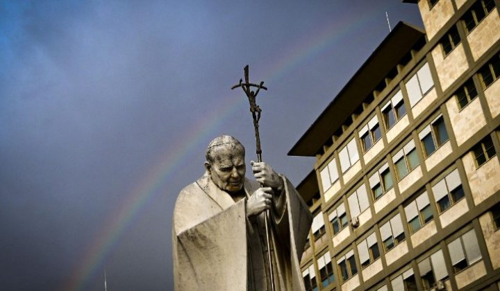 Bolnišnica Gemeli, pred katero stoji kip sv. papeža Janeza Pavla II. (foto: Vatican news)