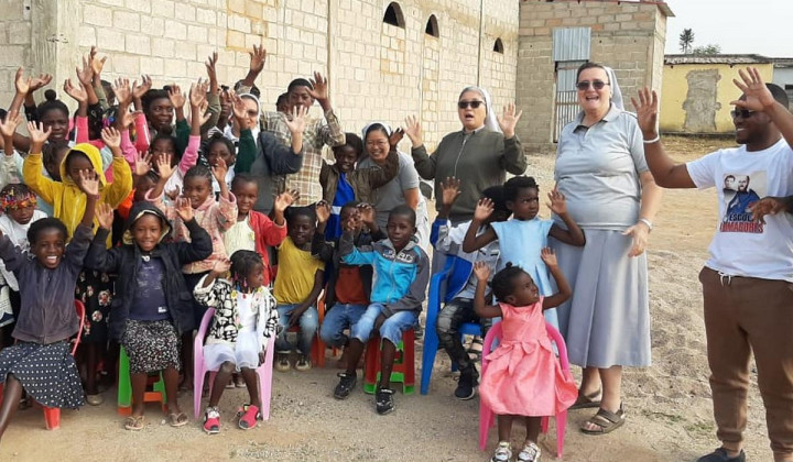 Misijonarkam pomagajo kateheti in mladi. (foto: osebni arhiv)