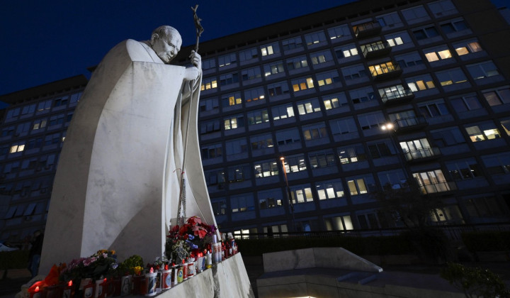 Bolnišnica Gemelli s kipom sv. papeža Janeza Pavla II. (foto: Vatican media)