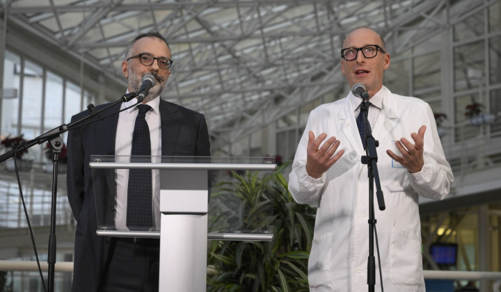 Zdravnika dr. Sergio Alfieri in dr. Luigi Carbone, ki skrbita za potek papeževega zdravljenja (foto: Vatican media)