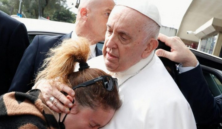 Papež objema mamo Sereno, ki je izgubila 4-letno hčer Angelico (foto: Vatican Media)