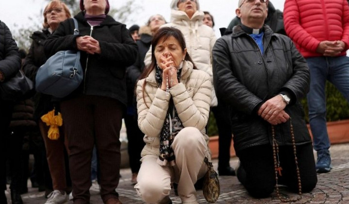 Ljudje molijo za papeža Frančiška pred bolnišnico Gemelli v Rimu, kjer se sveti oče še naprej zdravi  (foto: Vatican Media)