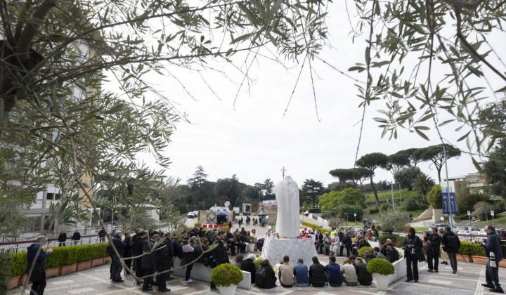 Verniki, zbrani v molitvi pred bolnišnico Gemelli  (foto: Vatican Media)