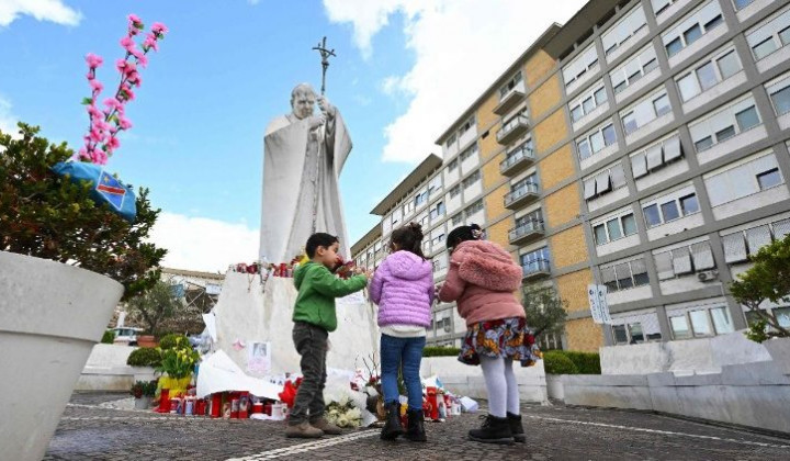 Vem, da veliko otrok moli zame. Nekateri od njih so danes prišli sem v »Gemelli« v znak bližine. Hvala, dragi otroci! Papež vas ima rad in vedno čaka, da vas sreča.  (foto: Vatican News/AFP)