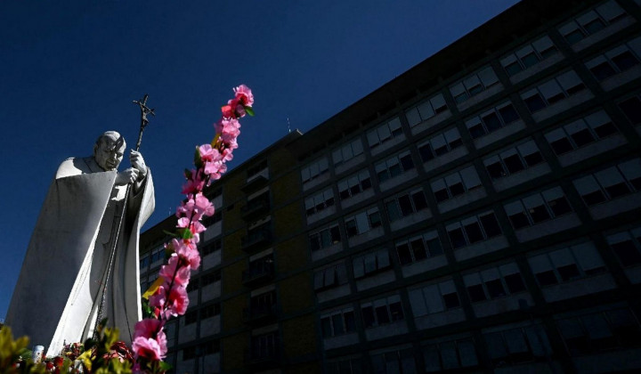 Kip sv. Janeza Pavla II. pred bolnišnico Gemelli (foto: Vatican Media)