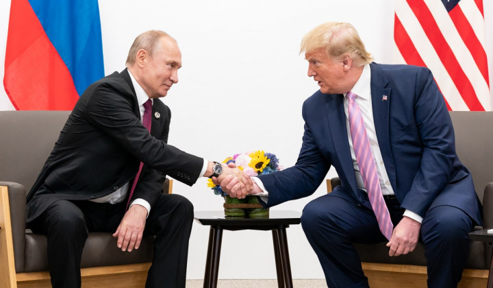 Ruski predsednik Vladimir Putin in ameriški predsednik Donald Trump. (foto: STA)