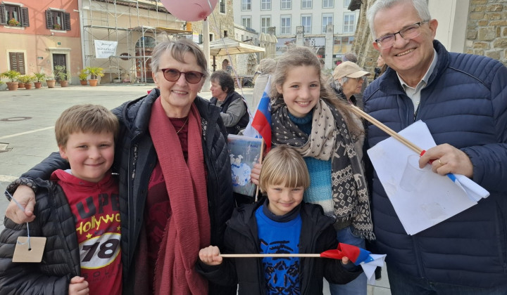 Stari starši z vnuki (foto: Marjana Debevec)