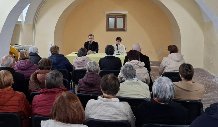 Škof Andrej Saje in voditeljica pogovornega večera Marjana Debevec (foto: Petra Stopar)
