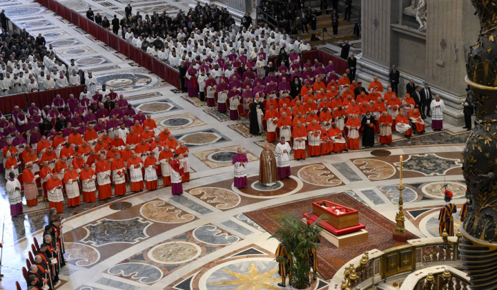 Krsta s pokojnim papežem Frančiškom v baziliki svetega Petra Krsta s pokojnim papežem Frančiškom v baziliki svetega Petra (foto: Vatican Media)