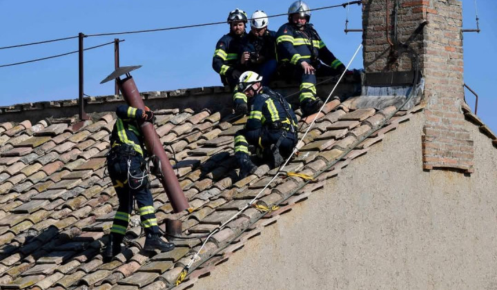 Gasilci nameščajo dimnik na Sikstinski kapeli Gasilci nameščajo dimnik na Sikstinski kapeli (foto: STA)