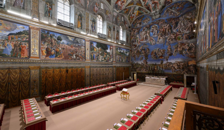 V Sikstinski kapeli je že vse pripravljeno na prihod kardinalov volilcev (foto: Vatican Media)