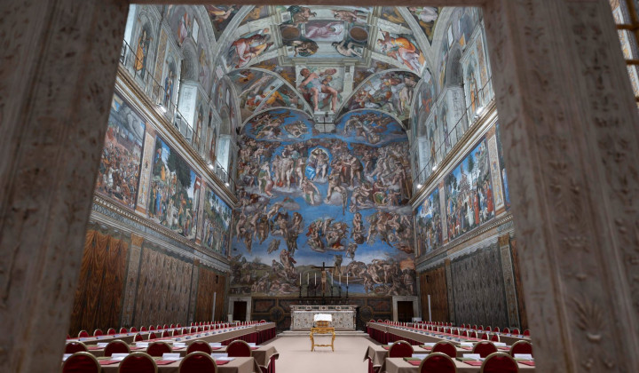 Pogled na Sikstinsko kapelo pripravljeno za volitve novega papeža (foto: Vatican Media)
