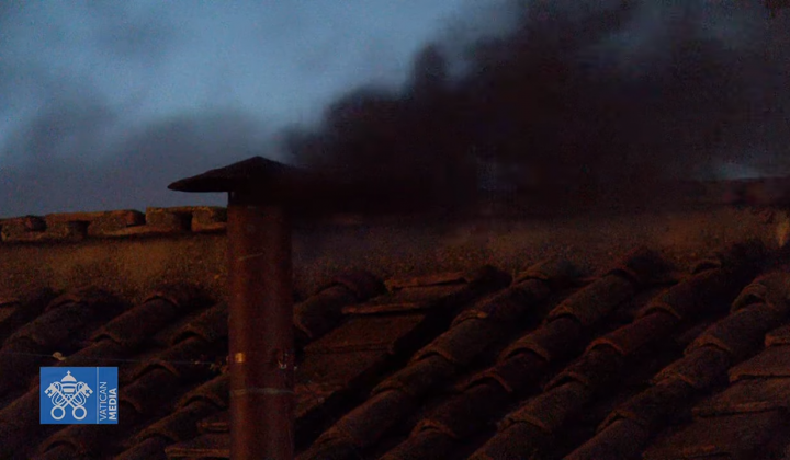 Črni dim iz dimnika Sikstinske kapele Črni dim iz dimnika Sikstinske kapele (foto: posnetek zaslona)