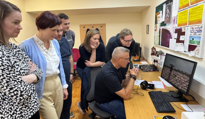 Barvo dima pozorno spremljamo tudi novinarji Radia Ognjišče (foto: Rok Mihevc)