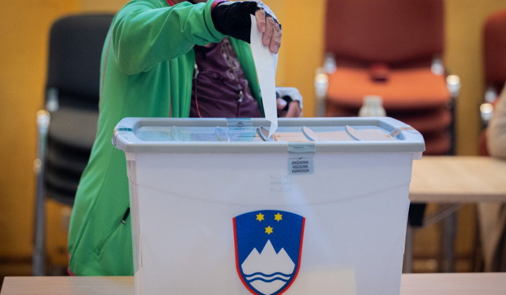 Referendumsko glasovanje o usodi zakona o dodatku k pokojnini za izjemne dosežke na področju umetnosti. Referendumsko glasovanje o usodi zakona o dodatku k pokojnini za izjemne dosežke na področju umetnosti. (foto: Bor Slana/STA)