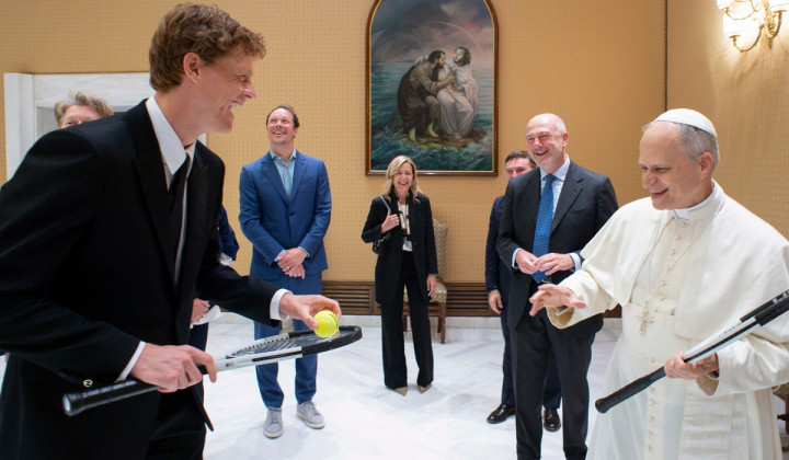 Leon XIV. in Jannik Sinner Leon XIV. in Jannik Sinner (foto: Vatican Media)