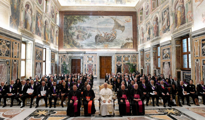 Papež Leon XIV. z diplomatskim zborom, akreditiranim pri Svetem sedežu (foto: Vatican Media)