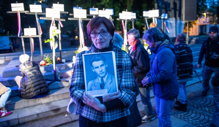 Svojci žrtev z njihovimi fotografijami Svojci žrtev z njihovimi fotografijami (foto: Rok Mihevc)