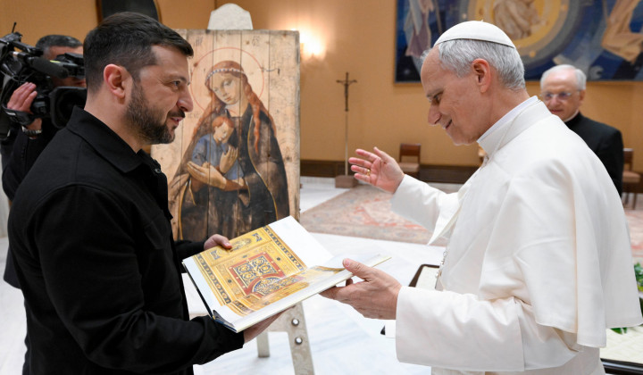 Papež je v avdienco sprejel ukrajinskega predsednika Volodimirja Zelenskega skupaj z ženo Oleno. (foto: Simone Risoluti / Vatican Media)